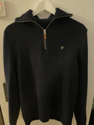 Mörkblå half zip tröja Morris M - Snygg mörkblå långärmad tröja från Morris i 100% merinoull. Köpt för några månader sedan men knappt använd. Hör av er vid frågor! Priset ej hugget i sten
