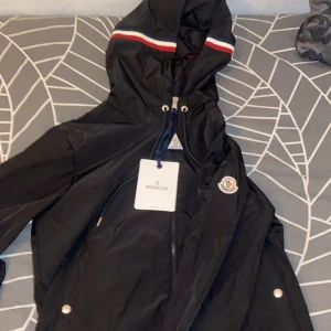 Moncler windbreaker - Moncler jacka som håller dig stilren och bra mot vind/regn. Märket scannar och allt om ni vill ha fler bilder är det bara att höra av sig. Den är helt ny och säljer den för ett underbart pris. Pris ej hugget i sten