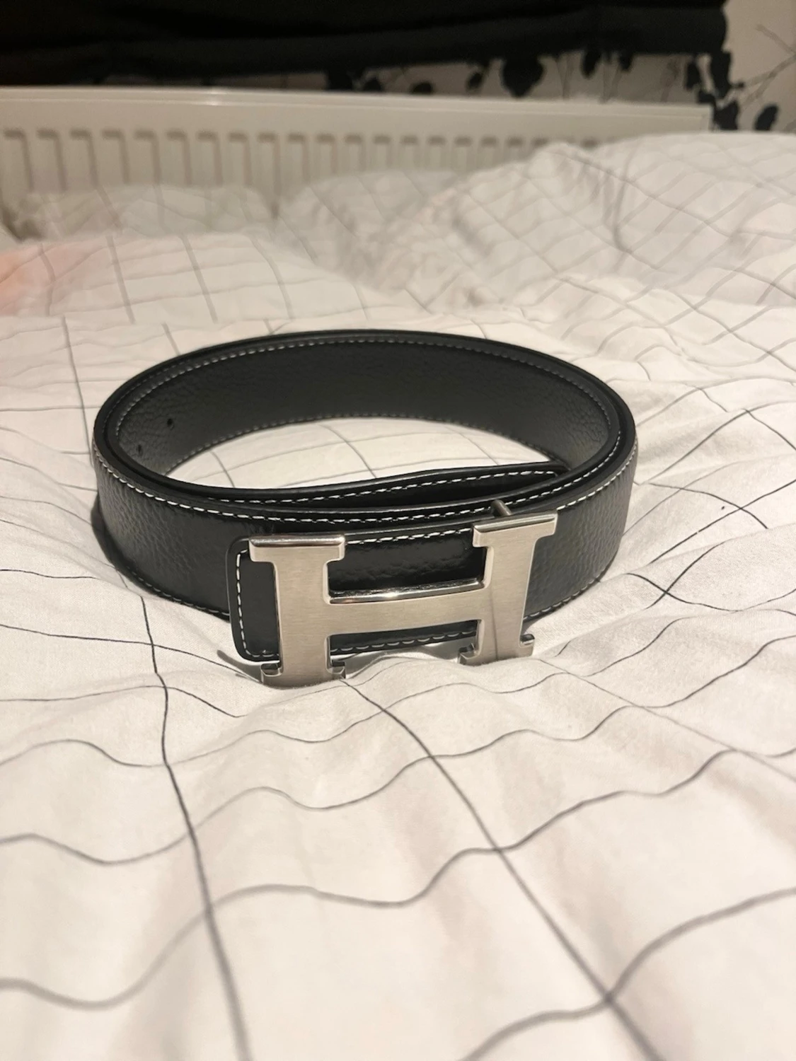 Svart bälte med silver H spänne - 3