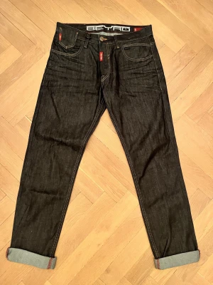 Dry Selvedge jeans W31 L32 - Dry selvedge jeans från Beyro, riktigt snygga och svåra att få tag på, mycket bra skick, tveka inte att fråga frågor! Pris kan diskuteras vid snabbt köp! 😊🙌