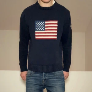 Gant USA tröja - Säljer en sjukt fet mörk blå tröja med USA flagga på bröstet. Strl är M och sitter som M. Tröjan är i bra skick därmed inga defekter. Hör gärna av er vid frågor eller funderingar!!