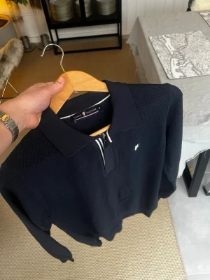 Denim Culture Tröja, S, Mörkblå, Mycket Bra Skick - Tja! Säljer en snygg och klassisk tröja från Denim Culture, då den aldrig kommit till användning. Tröjan är gjord av bomull, oanvänd och i mycket bra skick. Perfekt som lagerplagg för vintern. Vid frågor eller för fler bilder - skicka gärna ett meddelande. Mvh William