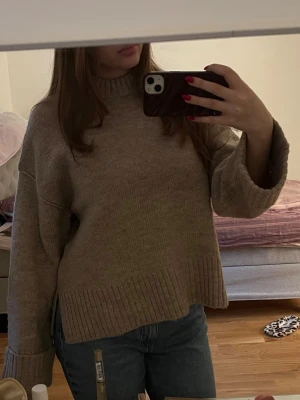 Beige stickad tröja  - Säljer denna beige stickad tröja. Använd endast en gång, så den är i nästan nyskick. Priset går att diskutera. ❤️