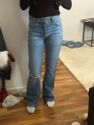Blå straight jeans från Perfect Jeans - från gina. stl: 34 max använda en gång! nyskick!! 