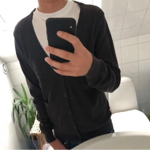 Jack and Jones stickad cardigan  - Tja! Säljer en tvär fet cardigan från Jack and Jones. Storlek M sitter som en S. Riktigt bra och sjysst passform. Hör av dig vid funderingar! Lagerutrensning därav det låga priset.