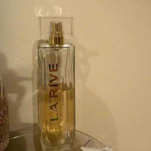 La Rive Sweet Woman Parfym - La Rive Sweet Woman eau de parfum – en stilren och modern doft i en elegant flaska. Perfekt för dig som vill sticka ut med en fräsch och ungdomlig känsla.