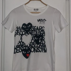 Comme des garçons T-shirt  - Tjenare! Säljer en riktigt schysst comme des garçons T-shirt i storleken S. Tröjan är nästintill i nyskick och ändast använd ett fåtal gånger, därav så finns det inte heller några defekter alls! Skriv gärna om ni undrar något eller om ni vill ha fler bilder. 😊 