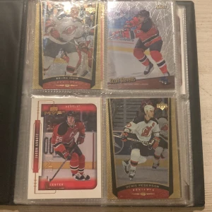 Gamla Hockey kort  - ALLA KORT + PERMEN 150KR! Tjenare! Säljer massa gamla Hockey Kort, Tar du på korten styck viss har flera gamla så hör av er, och har ni ett bud så skriv bara i DM, med 41 gamla hockey kort från runt år 1999. Tveka inte på att höra av er