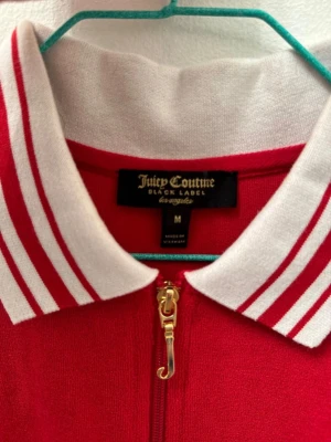 Juicy Couture polotopp med dragkedja - Trendig Juicy Couture Tröja i ny skick i vintage stil använd en gång.  Storlek M men passar mig bra som vanligtvis bär  storlek S 💄💋😍