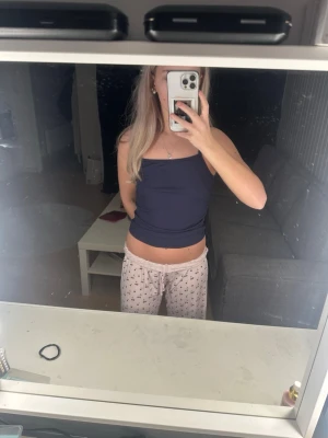 Blått linne  - Säljer ett blått linne med lite scrunches på sidan, är köpt från shein men aldrig använt den då den var lite för stor. Men den är i väldigt bra skick och material.