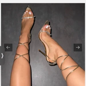 Guldiga klackskor  - Klackskor i strlk 38 Från simmi london helt oanvända 11cm 🤍  