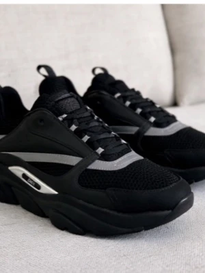 Dior B22 - säljer dessa Dior B22 som är helt nya och oanvända. Endast provade hemma, men de passar tyvärr inte mig.  Riktigt bra kvalitet, stabil sula och snygg design. Skorna är i nyskick utan några som helst spår av användning.  Hör av dig om du är intresserad eller vill ha fler bilder. Kan skickas eller mötas upp