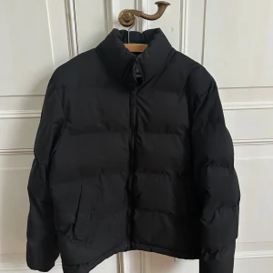 Svart vinterjacka  - Stilren svart vinterjacka. Nästan aldrig använd och inga defekter. 