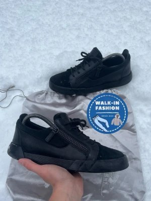 Giuseppe Zanotti skor - Tja! Säljer nu dessa riktigt snygga sneakers ifrån giuzeppe zanotti! Skick 8.5/10 riktigt bra utan några större synliga defekter. Nypris ligger runt 6000kr men säljs nu för 1499kr. Hör av er vid funderingar!