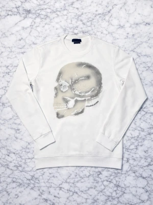 Alexander McQueen tröja  - Sjukt snygg Alexander McQueen tröja med en döskalle på.                                                                                                             Storlek: M                                                                                                                  Väldigt fint skick.                                                                                               Rabat om man följer 👌