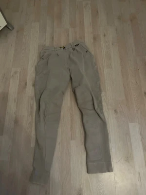 Ridbyxor  - Grå/ Beige ridbyxor som är använda få tal gånger men ser nya ut. Stl L