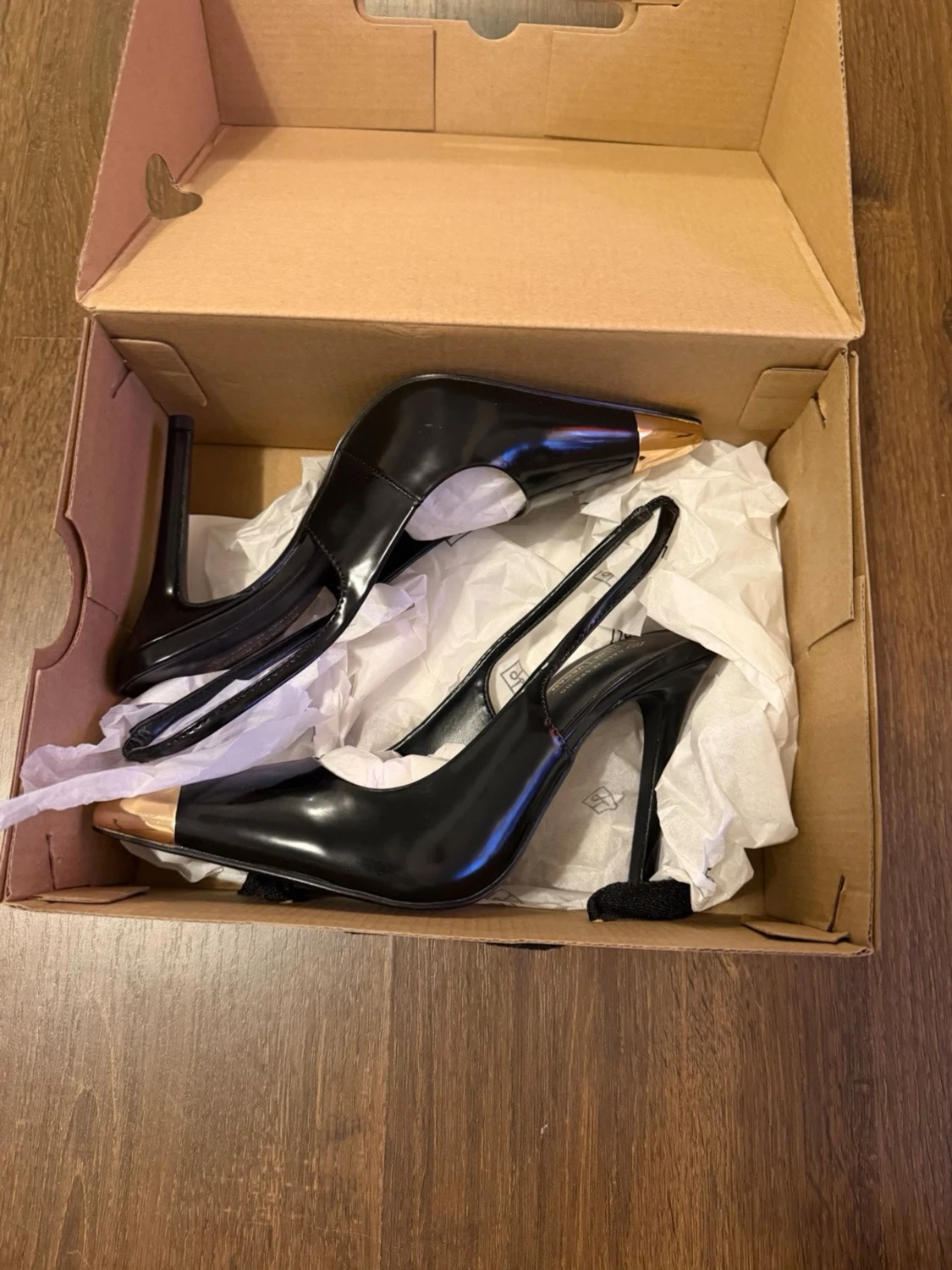 Svarta pumps med gulddetalj från Call It Spring