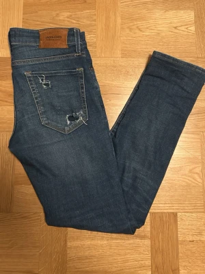 Jack and Jones jeans - Tjena!! Säljer dessa Jack and Jones jeans i slim fit i stretch material inga defekter storlek 28/30 hör av er vid frågor!!