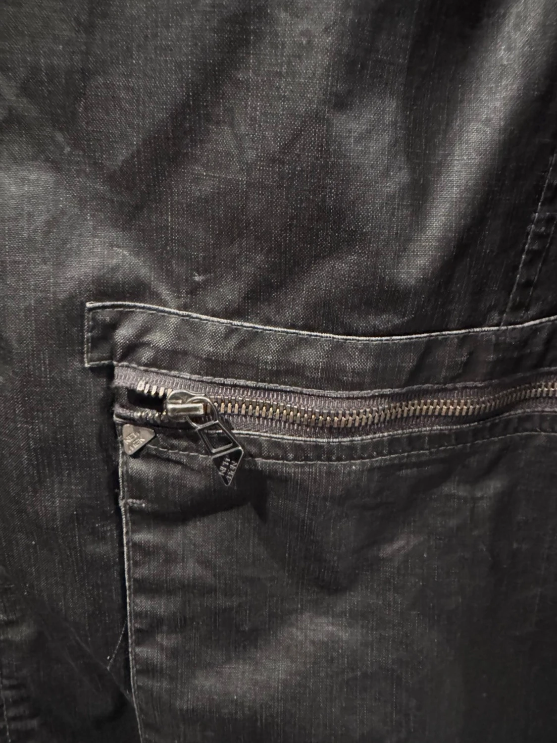 Svart regnjacka med dragkedjor - 1