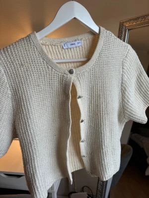 Kofta - Super fin lite glittrig gul/beige kofta som är så skön!! Använd fåtal gånger så i hyfsat bra skick🥰🥰