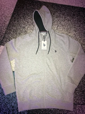 U.s polo assn - A hoodie that is brand new my son did not like it so i wanna sell it.
