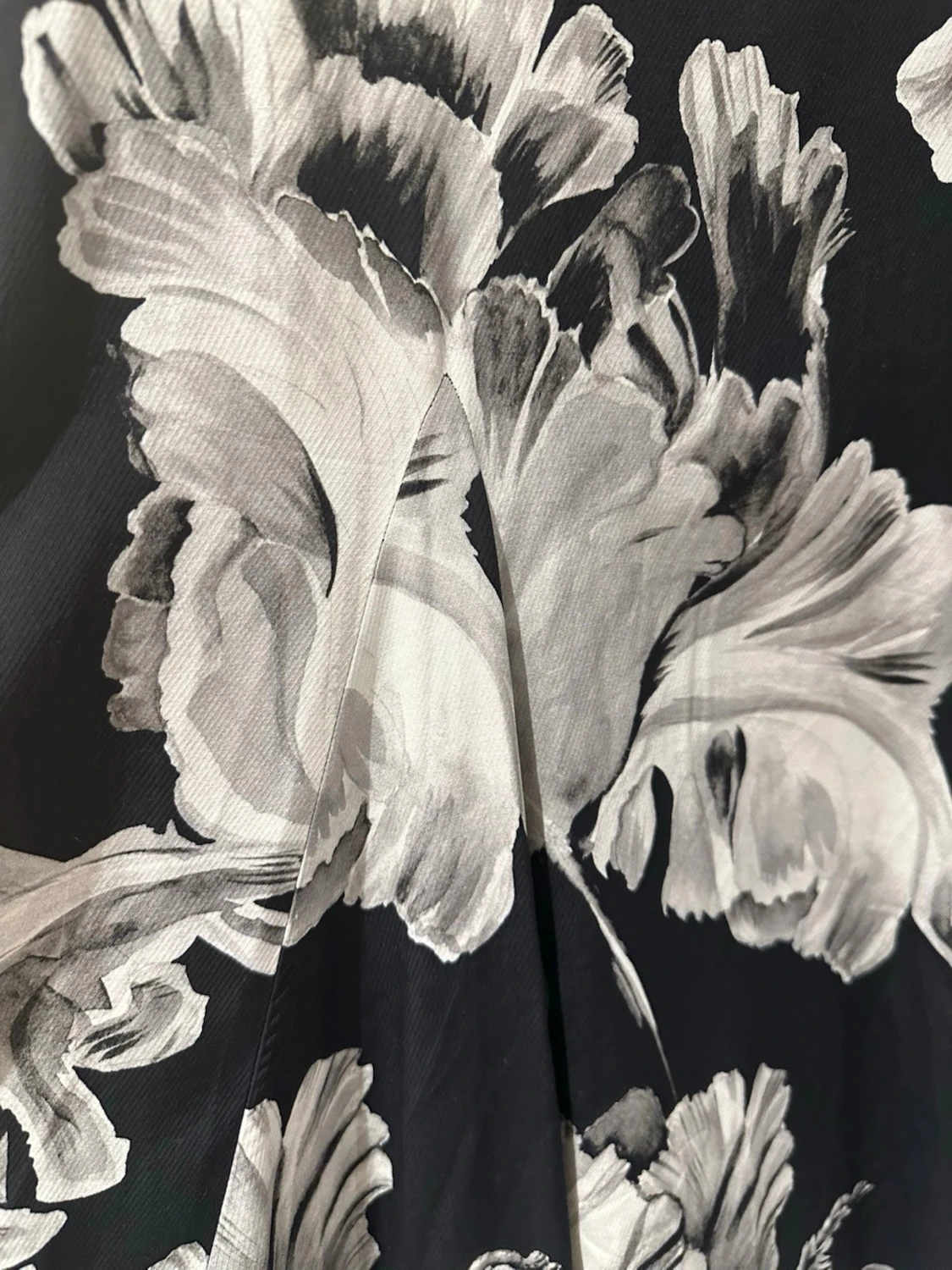 Svart långklänning med blommigt mönster storlek S - 1