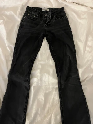 Zara lågmidjade jeans - Superfina lågmidjade bootcut jeans från Zara! Lite slitna längst ner men inget som försämrar passformen, säljer för att de tyvärr inte passar längre. Storlek 32 men kan passa 34 med.