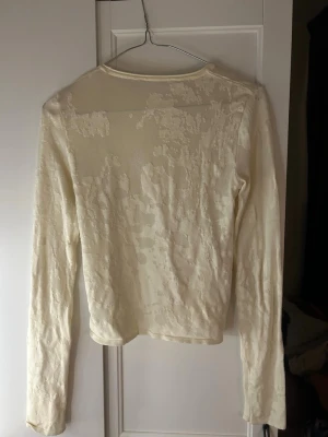 Ljusvit långärmad topp med struktur - Topp från Zara o bra skick❤️Den har en gulaktig färg