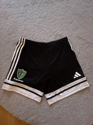 Tölö sports shorts!! - Svarta Tölö sports shorts!! Använt de typ Max 2 gånger! Fråga gärna om du undrar något❤️