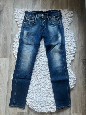 Replay Anbass Hyperflex - Ett par riktigt snygga replay anbass jeans i storlek 28x30, nypis ca 1600kr. Säljer då de inte passar mig längre. De är i fint skick och har inga defekter, men har använts en del. Bara att höra av er vid funderingar🤠