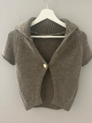 kortärmad kofta. - väldigt söt och bekväm kofta från zara.