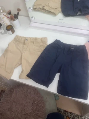 2 par shorts! - 2 par jätte bra shorts använts några gånger men inget som syns. stl 128 på båda! Obs det står att de är beige men man kunde bara välja en färg så på ena är det beige och på märket tog ja på de blåa shortsen. Säljer dem 2 för 95