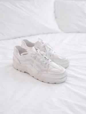 Vita basic sneakers, storlek 40 - bra skick - Ett par stilrena vita basic sneakers i storlek 40. Skorna är köpta secondhand för ca 399kr & är använda endast en gång, vilket gör att de är i fint, bra, begagnat och välbevarat skick! Modellen är smal i bredden och något avlång, vilket gör dem perfekta för dig med smalare fötter. Tyvärr är de för trånga för mig & säljs därför vidare. Märke saknas invändigt, så jag vet tyvärr inte vilket varumärke de kommer ifrån. FÖRST TILL KVARN!
