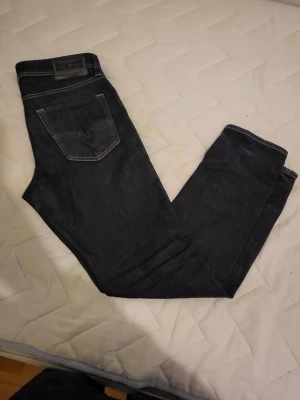 Diesel mörkblå jeans w31 L32 - Säljer ett par mörkblå diesel  jeans med klassisk femficksdesign och snygga kontrastsömmar. Jeansen har en rak passform som sitter snyggt och är tillverkade i slitstarkt bomullsmaterial. Perfekta för dig som gillar stilrena och tidlösa jeans.