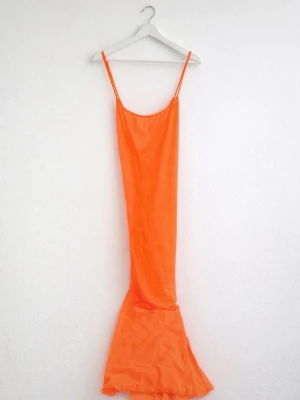 Neon orange strandklänning från SHEIN, strlk XL - En helt ny snygg strandklänning i neonorange från SHEIN Swim i storlek XL. Modellen har en elegant korsad rygg samt en stilren slits på sidan som ger en luftig och somrig känsla, perfekt för stranden eller poolområdet! Den är i 95% Polyester & 5% Elastan. Nypris 149kr! FÖRST TILL KVARN!