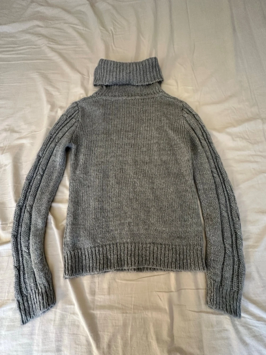 Grå polotröja med kabelstickning - 1