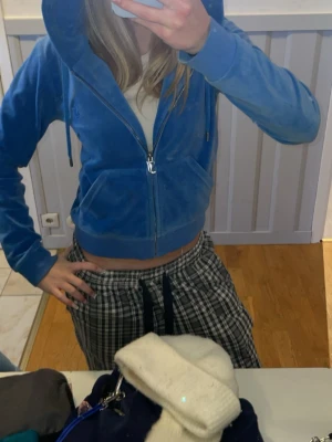 Juicy couture tröja - Säljer en blå juicy couture tröja i storlek S. Använd en den men annars fin!😊 skicka för fler bilder