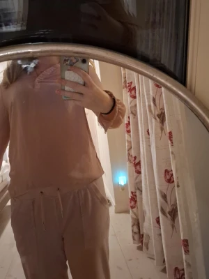 En blus från Jyothi  - Mysig blus i rosa från Jyothi i storlek XS.  består av en långärmad tröja med knappar vid halsen. Perfekt för både uppklädd men också vardagligt klädd. Säljer då ddn är för liten för mig som är 167cm lång.