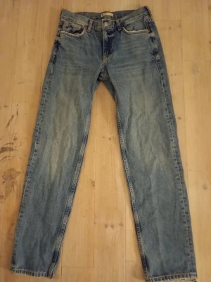 Lågmidjade jeans  - Aningen tak passform washed out stil.