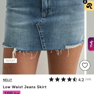 Blå low waist jeanskjol från Nelly - Snygg blå jeanskjol med låg midja från Nelly. Kjolen är kort och har fransiga kanter. Klassisk femficksmodell med knapp och dragkedja framtill. Skriv till mig innan köp