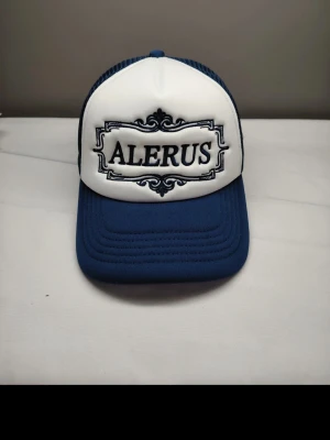 Blå och vit truckerkeps - Kepsar i otroligt bra kvalitet, helt oanvänd. Broderad logga, helt perfekt inför våren.