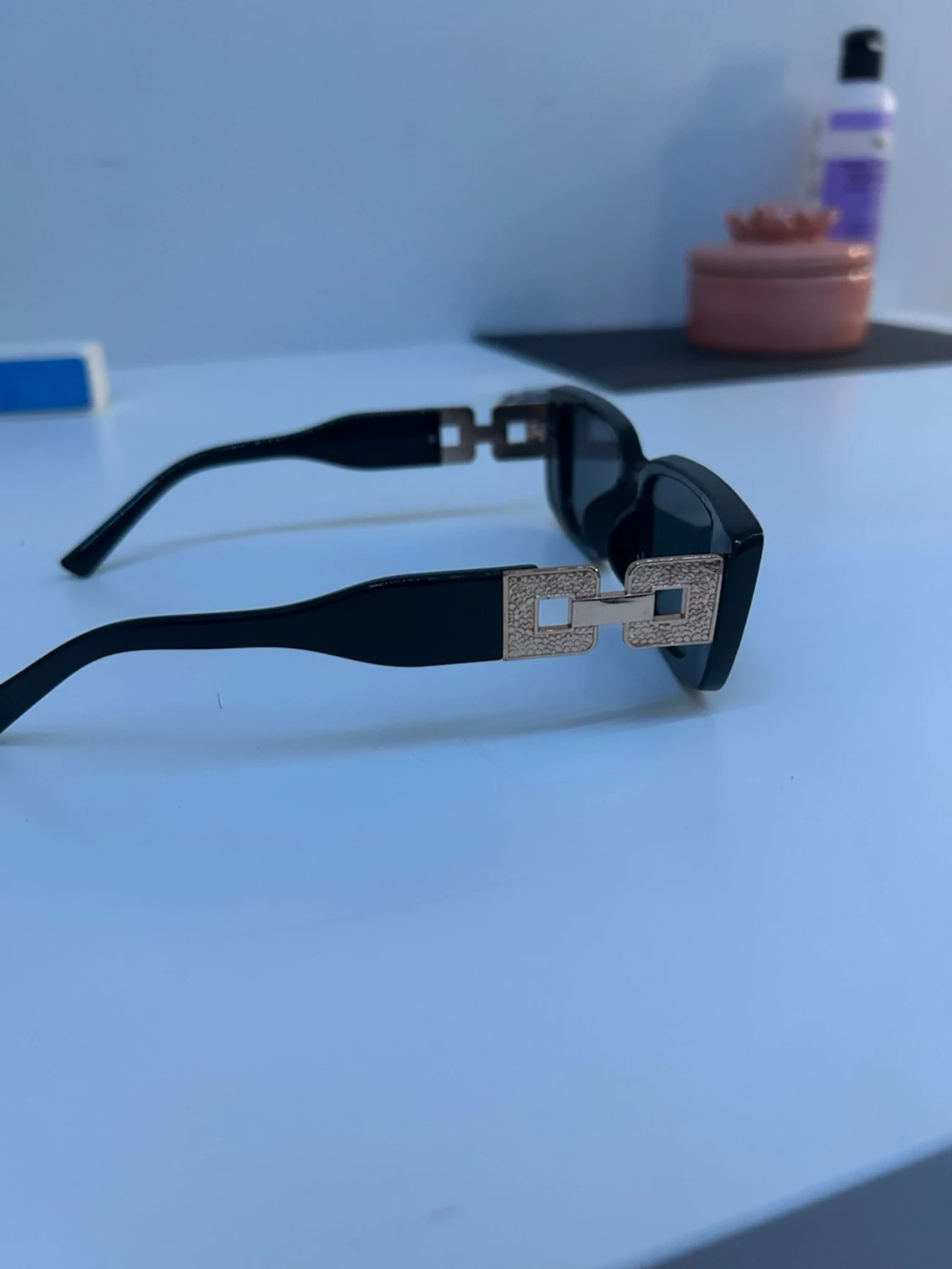 Svarta kantiga solglasögon med gulddetalj - 1