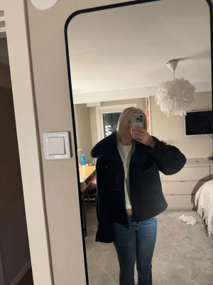 meotine kappa - Säljer min meotine kappa. Den är i fint skick men saknar en knapp uppe vid pälsen men ingen som syns elle märks av. Jackan är i xs/s och köptes för 3000 kronor. Kan tänka mig att sänka priset.