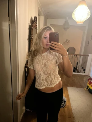 Vit spetsblus - Spetsblus från monki. Lite mer naturvit och bra i skick. Liten i storleken.