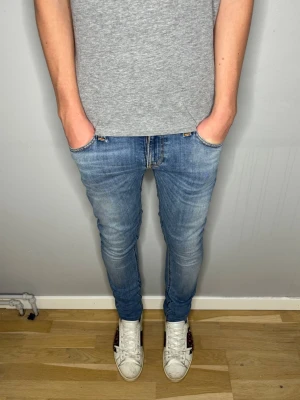 Nudie Jeans - Nudie Jeans| Storlek: 27/34 men de är uppsydda som man ser på bild 4 vilket gör de till ca 27/32| Modellen är 177 cm| Skick: 9/10| Pris: 349kr| Priset går alltid att diskutera😊