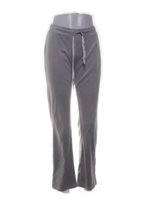 Grå mjukisbyxor utan snörning - Mysiga grå mjukisbyxor med snörning i midjan och raka ben. Perfekta för chill dagar eller när du vill vara extra bekväm. Tillverkade i ett mjukt material som känns skönt mot huden. 