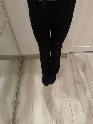 Svarta low waist kostym/mjukins byxor  - Dessa par byxor är en kostym/mjukinsbyxa, det är helt enkelt en mjukinsbyxa fast en kostymbyxa som passform. Dessa byxor är helt nya bara använt för ett tillfälle. Och dom är ifrån Gina Young. Jag är öppen för prisförslag 