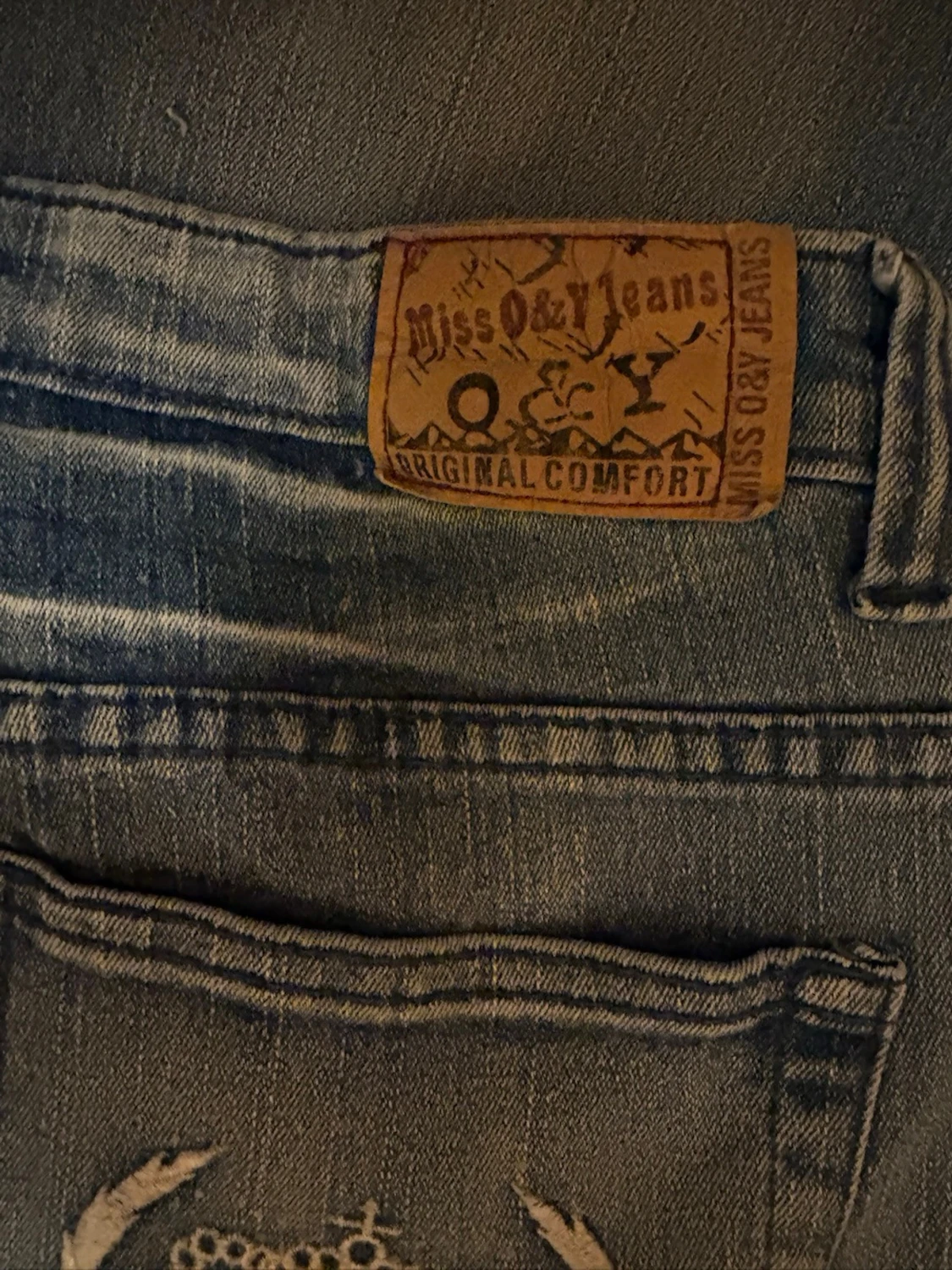 Blå jeans med broderad krona - 4