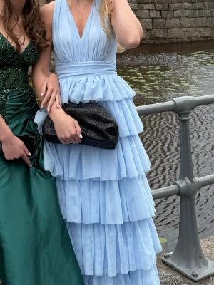 Populär volangklänning  - Säljer nu min jättefina ljusblåa volangklänning från bubbleroom som är helt slutsåld på hemsidan, så fin klänning enbart använd en gång. Passar mig som är 170 perfekt, storlek 40❣️