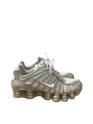 Nike shox  - Nike shox Skick: Nya Storlek: 40 Vid frågor, kontakta mig  Ny pris: 1500-1900